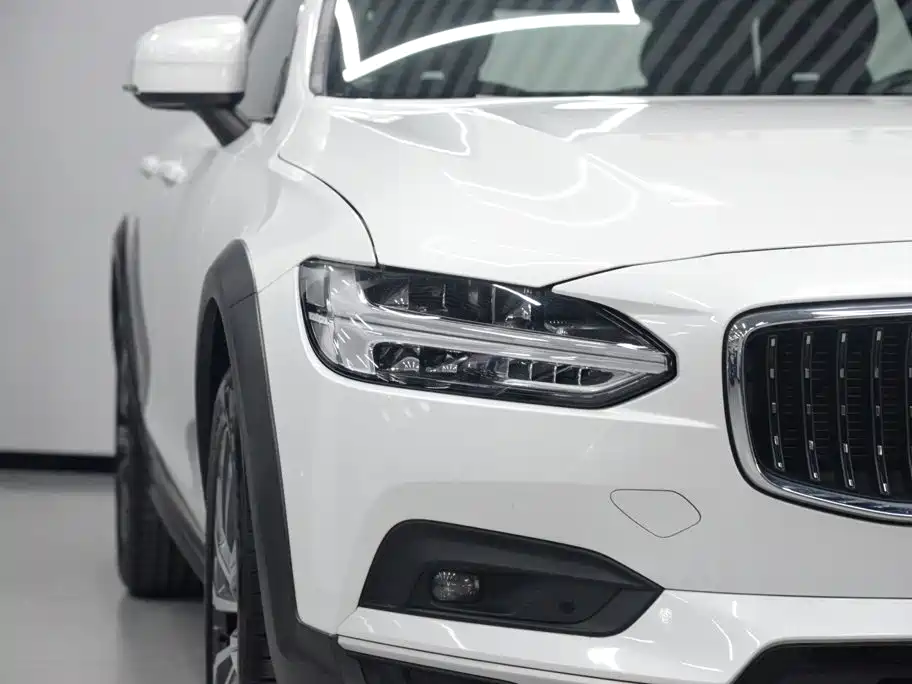 Volvo V90 2023 2021 Model Cross Country B5 AWD Smart Edition