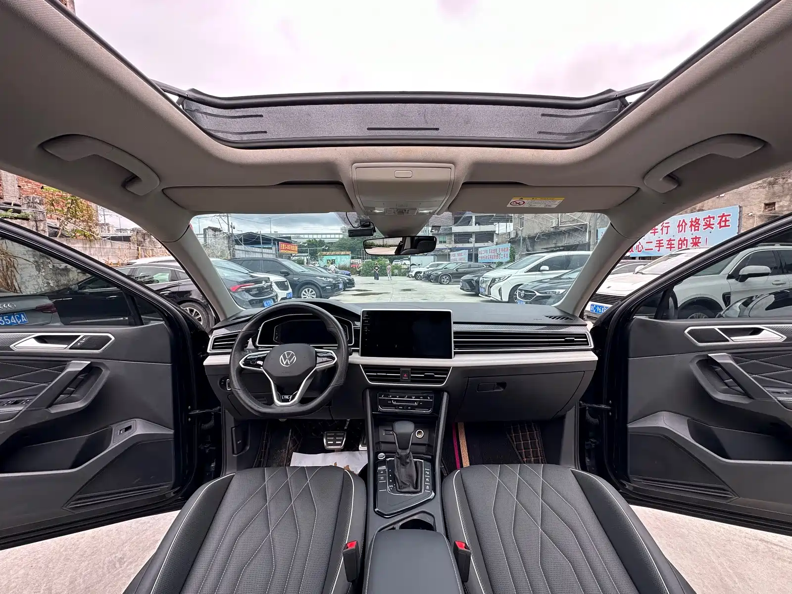 Photo 10 - Volkswagen Tiguan L