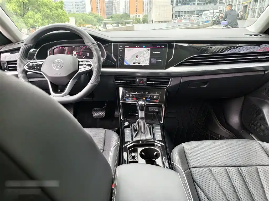 Volkswagen Passat 2024 380TSI Luxury фото 17