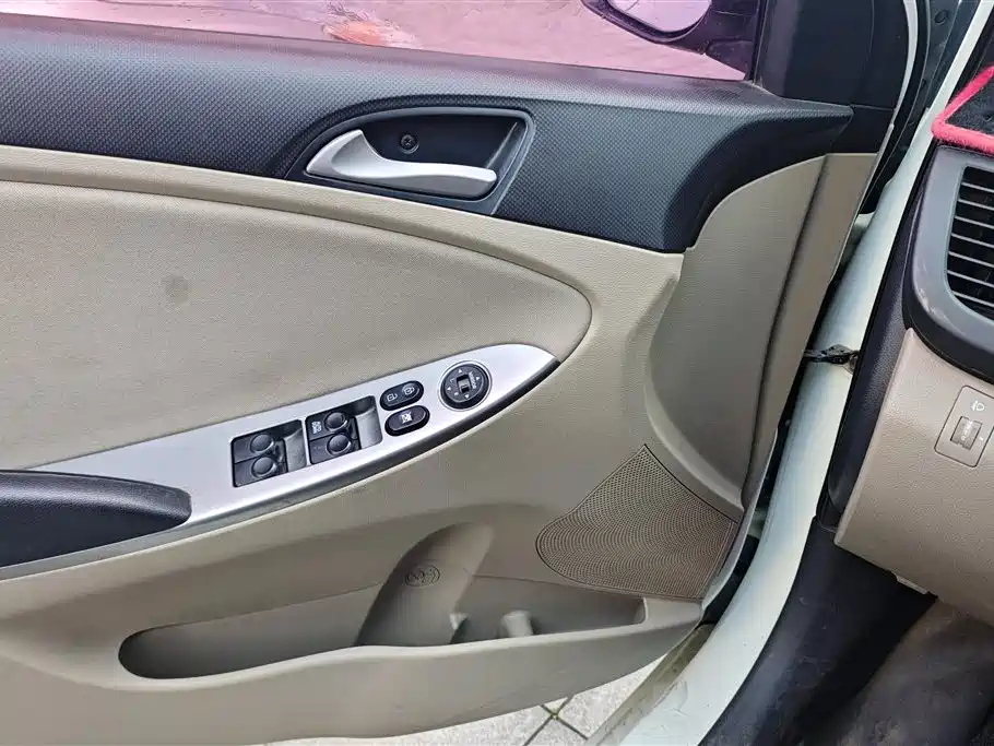 Hyundai Verna 2014 1.4L Manual Smart GLS фото 7