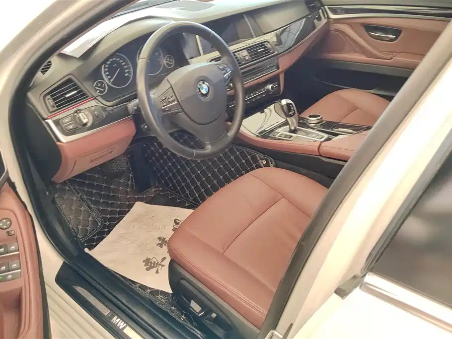 BMW 5 Series (Import) 2014 520i Classic фото 9