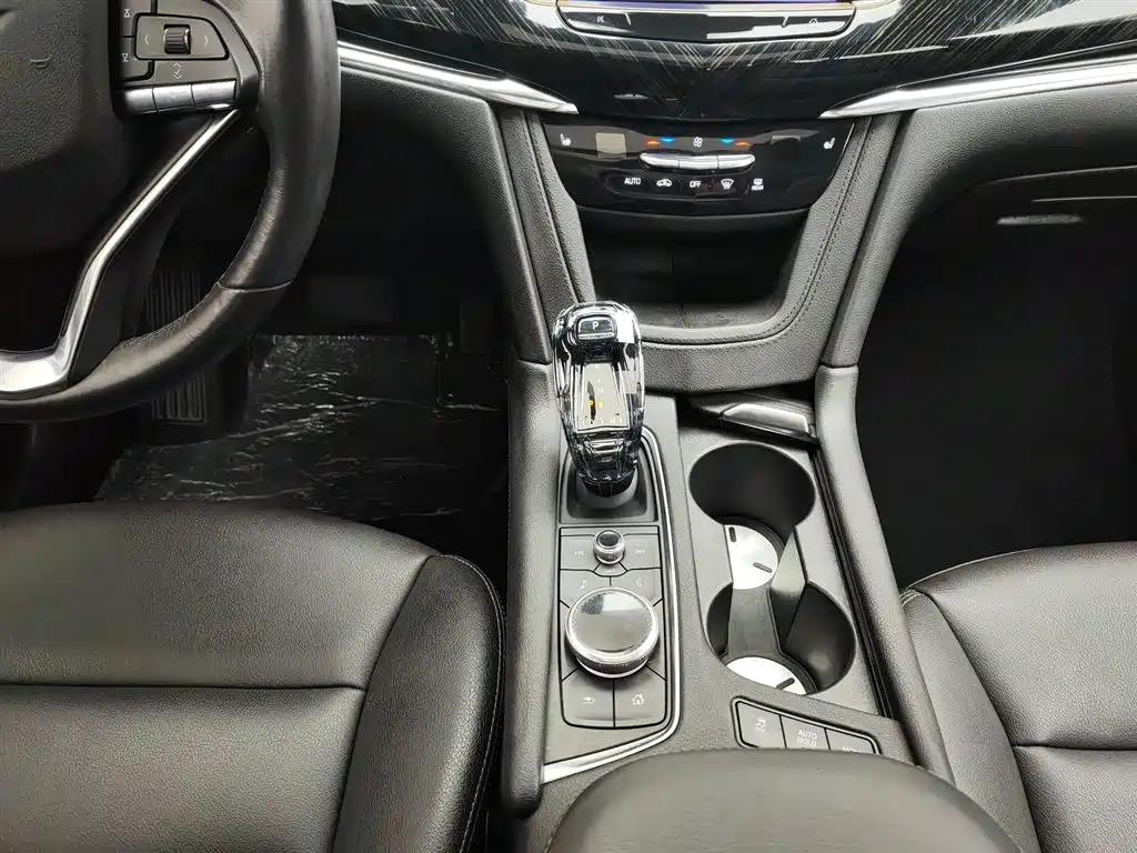 CADILLAC XT6