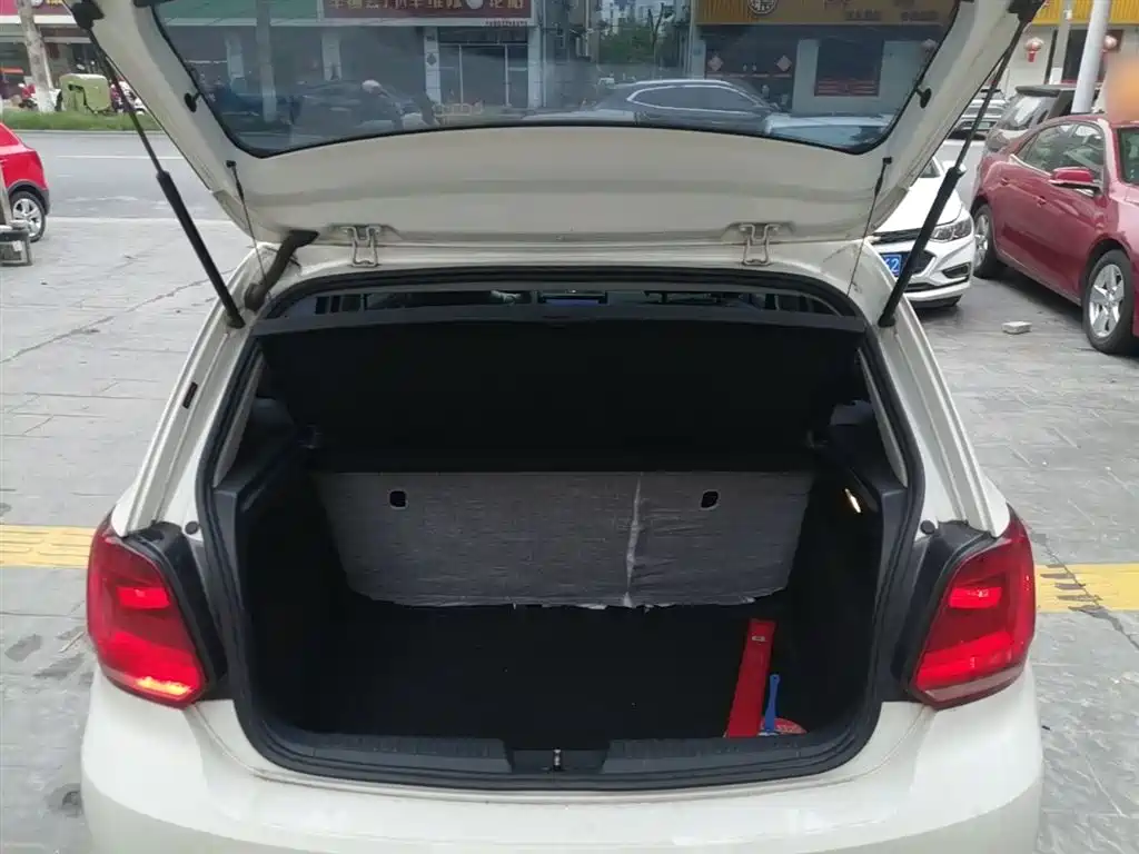 Volkswagen Polo 2016 1.4L Automatic Trend фото 19