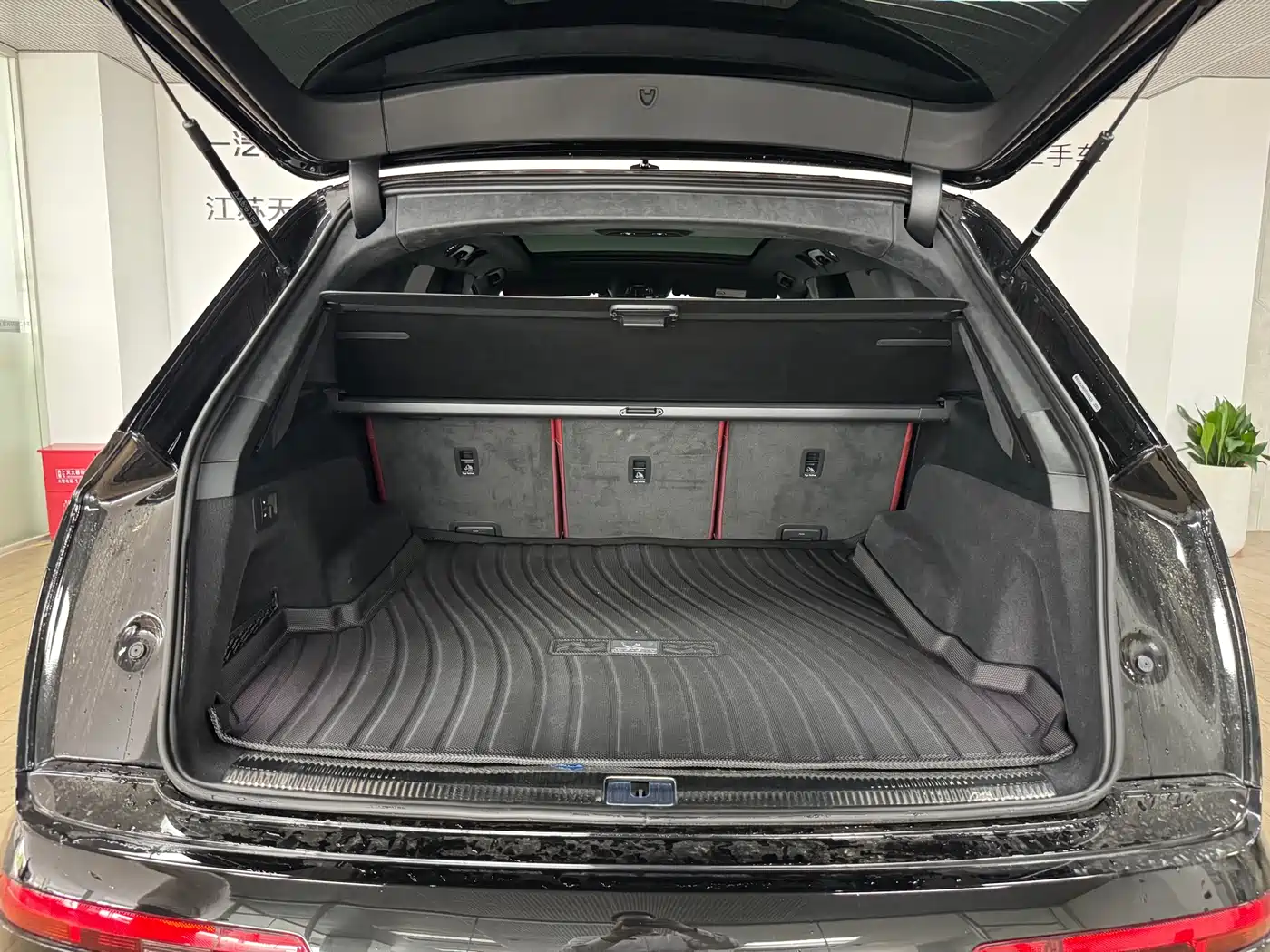 Audi SQ7 2024 4.0 TFSI Dark Knight Edition фото 6