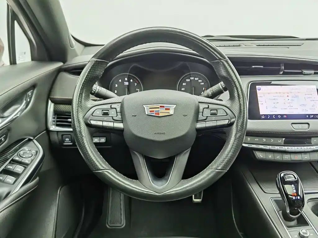 Фото 11 - Cadillac XT4