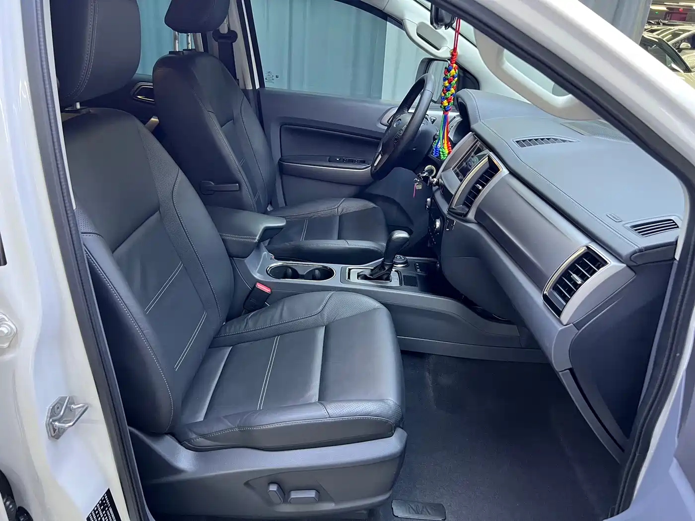 Ford Everest 2016 2.0T Gasoline Automatic 4WD Luxury Edition фото 14