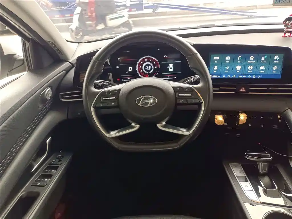 Hyundai Elantra 2021 1.5L CVT LUX Premium Edition фото 3