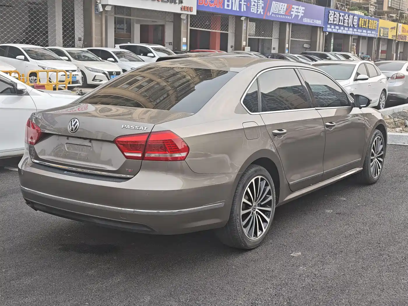 Volkswagen Passat 2014 1.8TSI DSG Executive Edition фото 4
