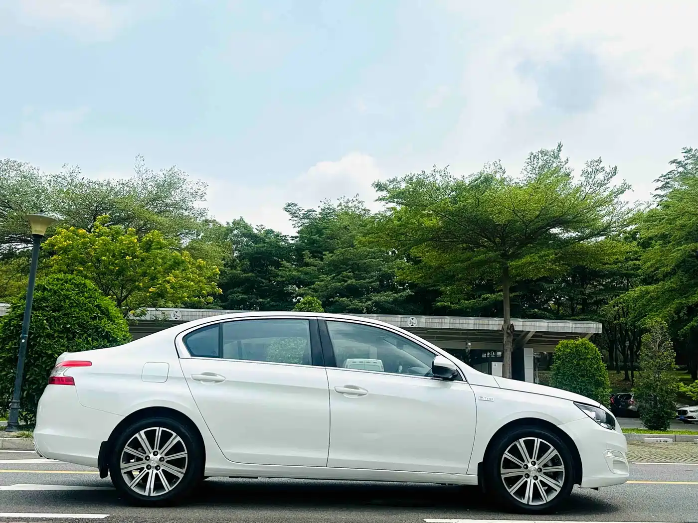 Peugeot 408 2016 1.6T Automatic Luxury Edition фото 4