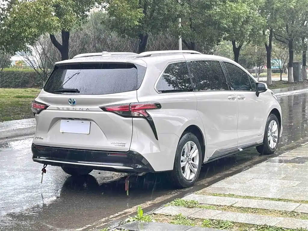Toyota Sienna 2021 2.5L Hybrid Platinum Edition фото 3