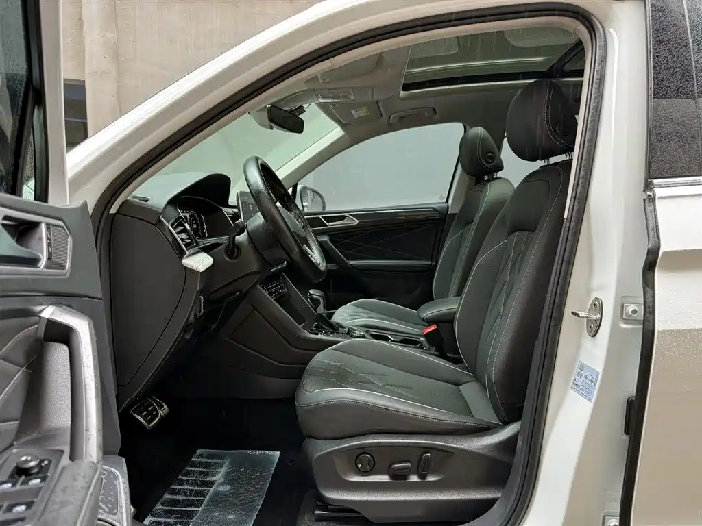 Volkswagen Tiguan L 2023 380TSI 4WD R-Line Premium 7-seater фото 9