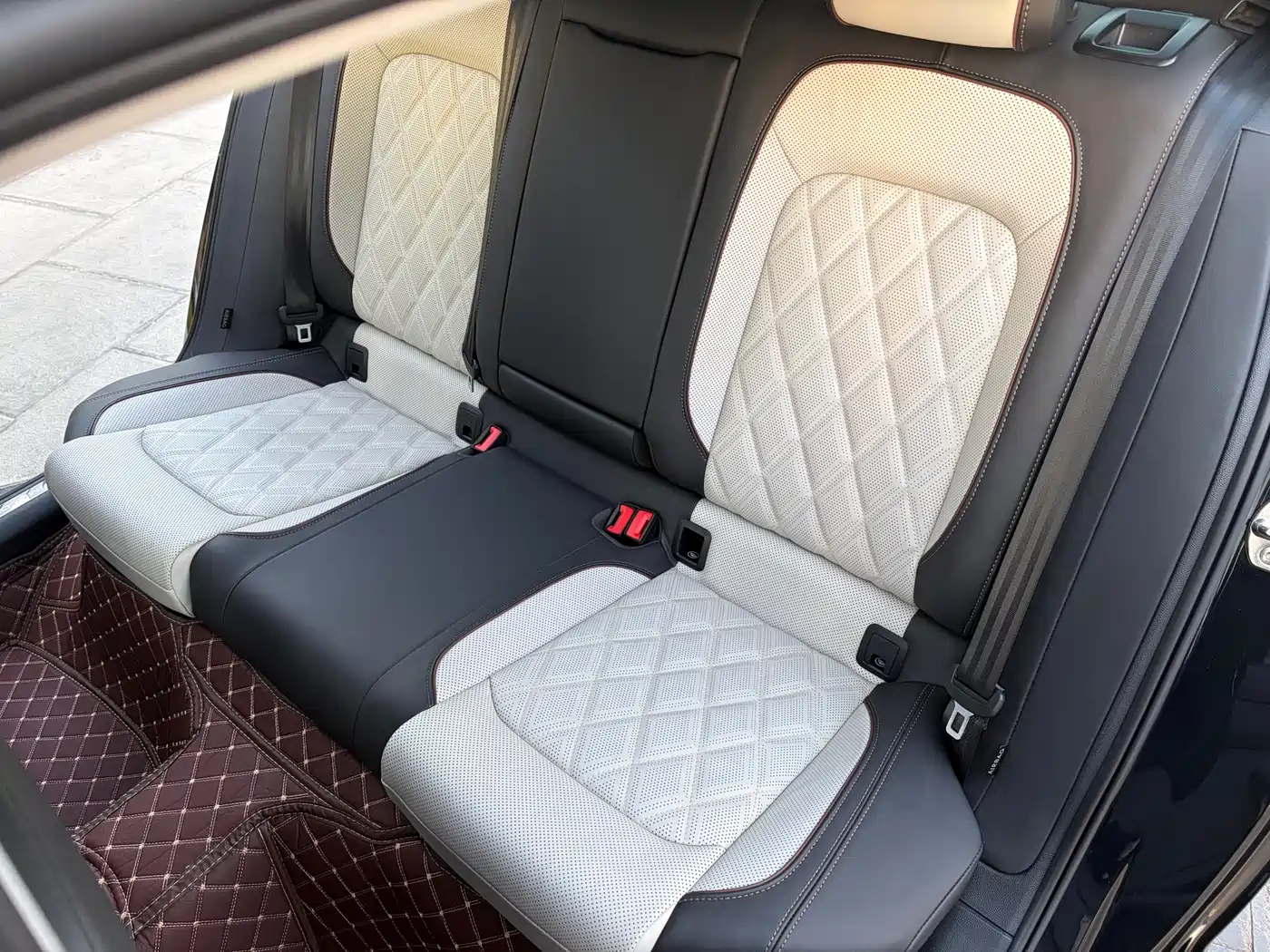 Volkswagen Magotan 2023 Model 2 Million Commemorative Edition 330TSI DSG Luxury фото 23