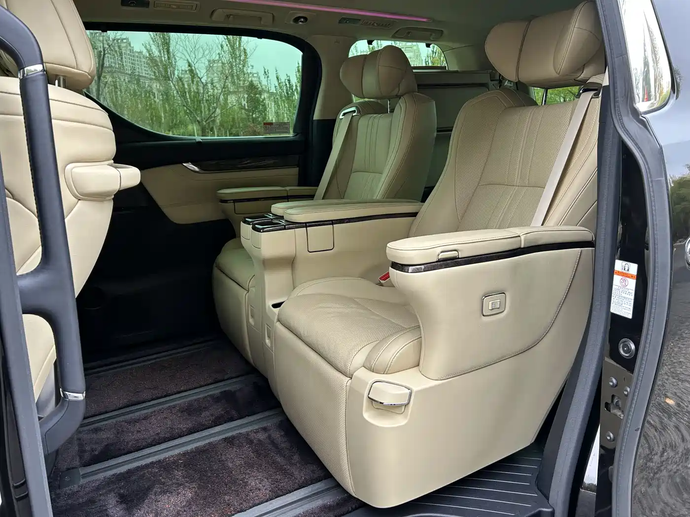 Toyota Vellfire 2019 Hybrid 2.5L HV Premium Edition фото 7