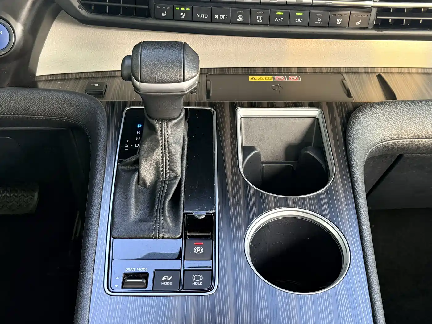 Toyota Granvia 2023 2.5L Hybrid Flagship VIP Edition фото 12
