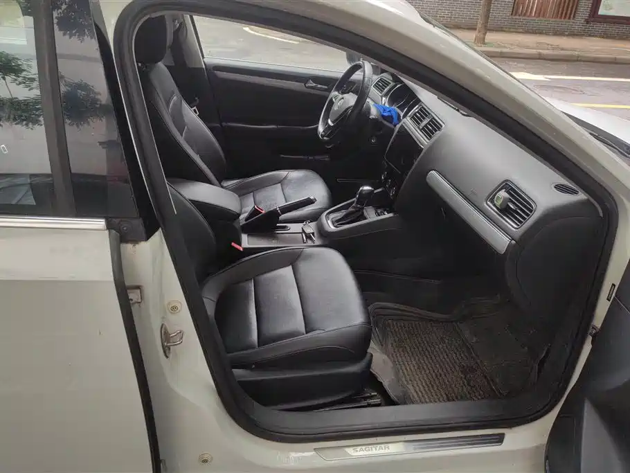 Volkswagen Sagitar 2015 1.6L Automatic Comfort фото 8