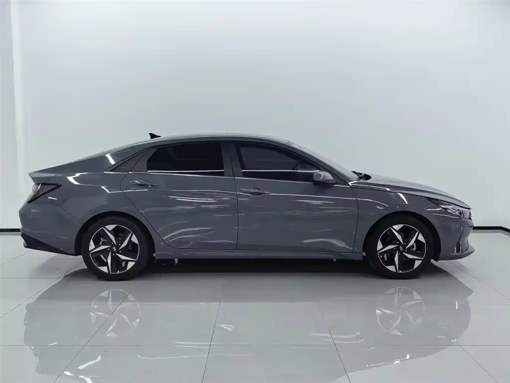 Фото 3 - Hyundai Elantra