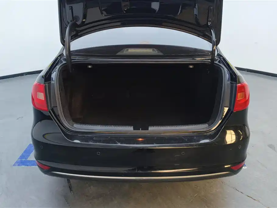 Volkswagen Sagitar 2014 Facelift 1.6L Manual Leading Version фото 4