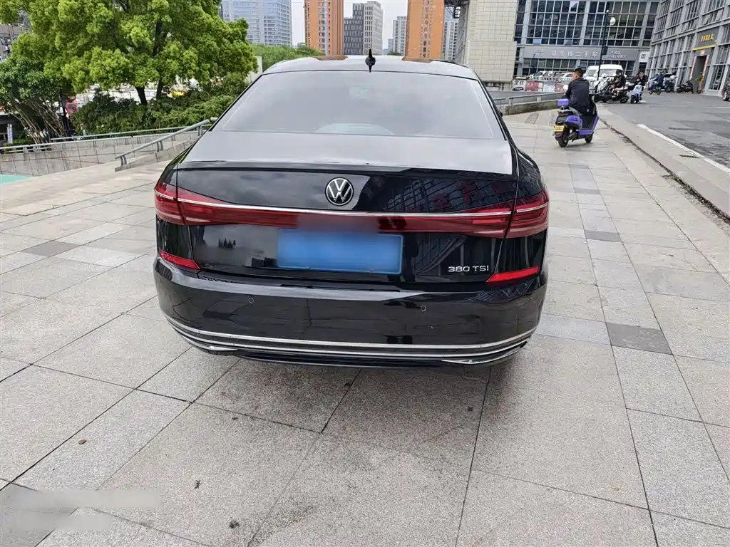 Volkswagen Passat 2024 380TSI Luxury фото 12