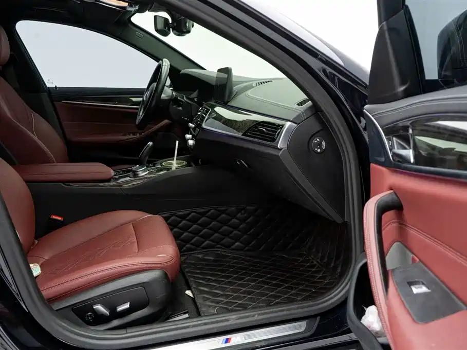 BMW 5 Series 2021 525Li M Sport Package фото 16