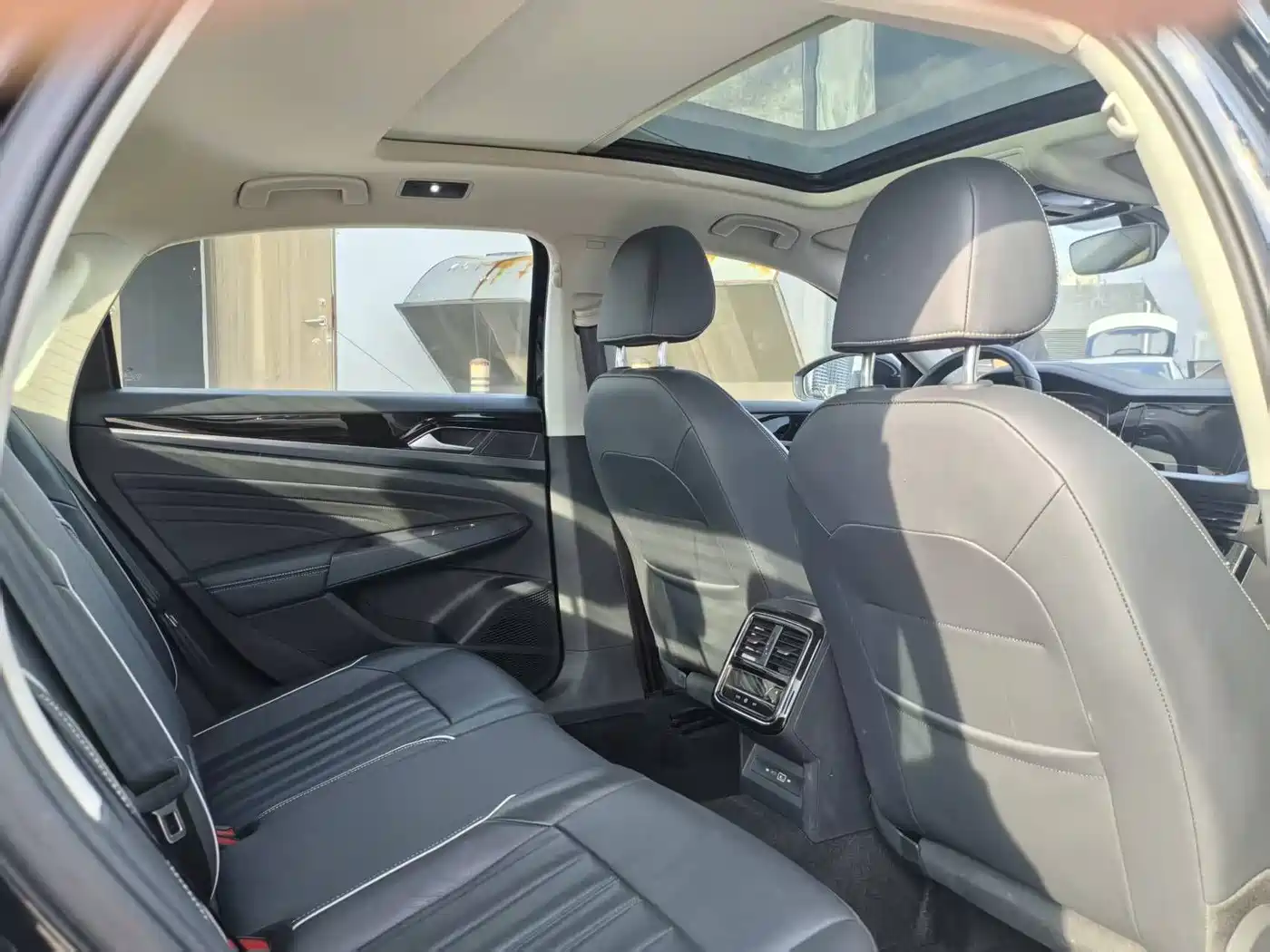 Volkswagen Passat 2023 330TSI Starlight Luxury Edition фото 11