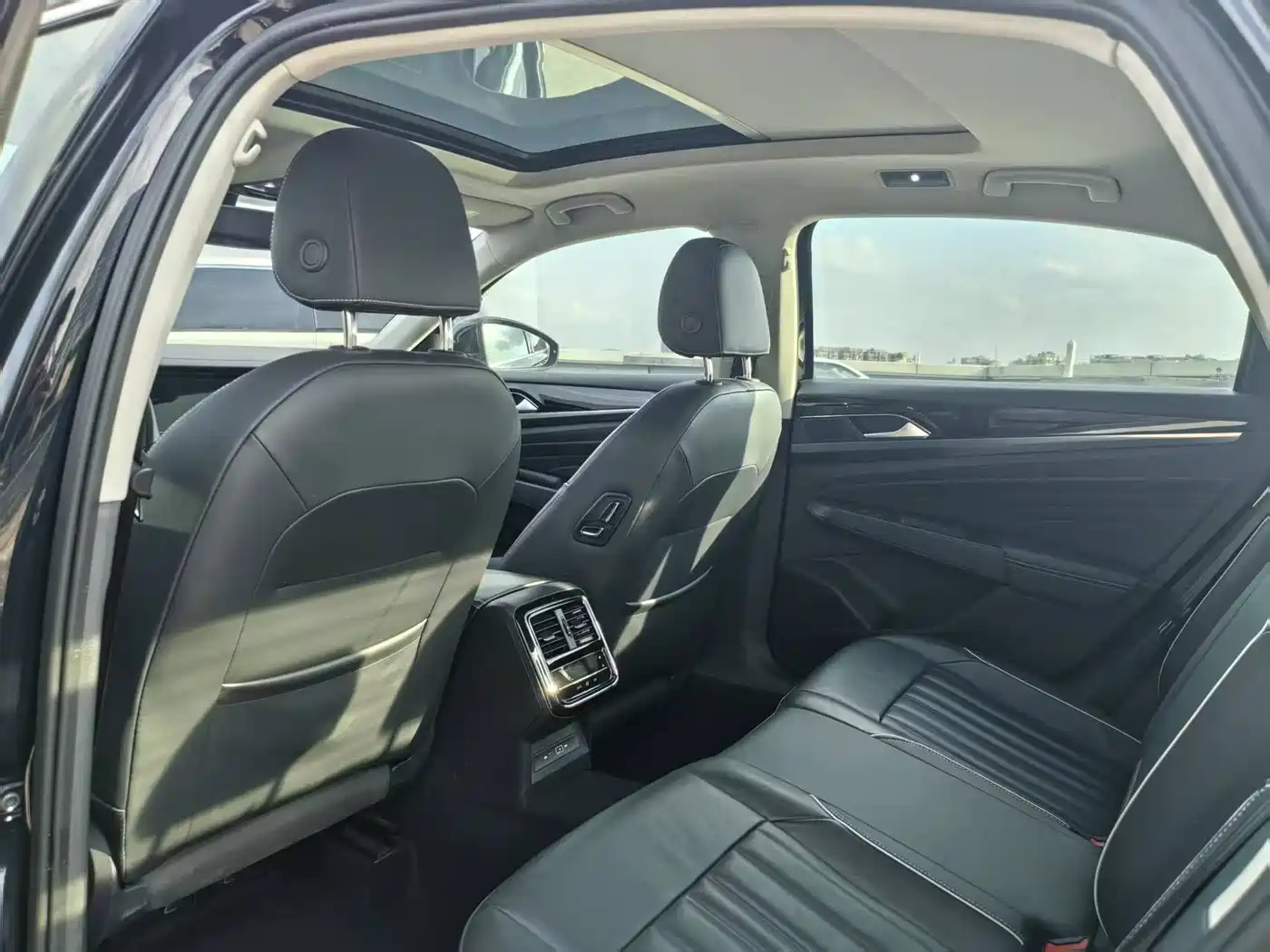 Volkswagen Passat 2023 330TSI Starlight Luxury Edition фото 13