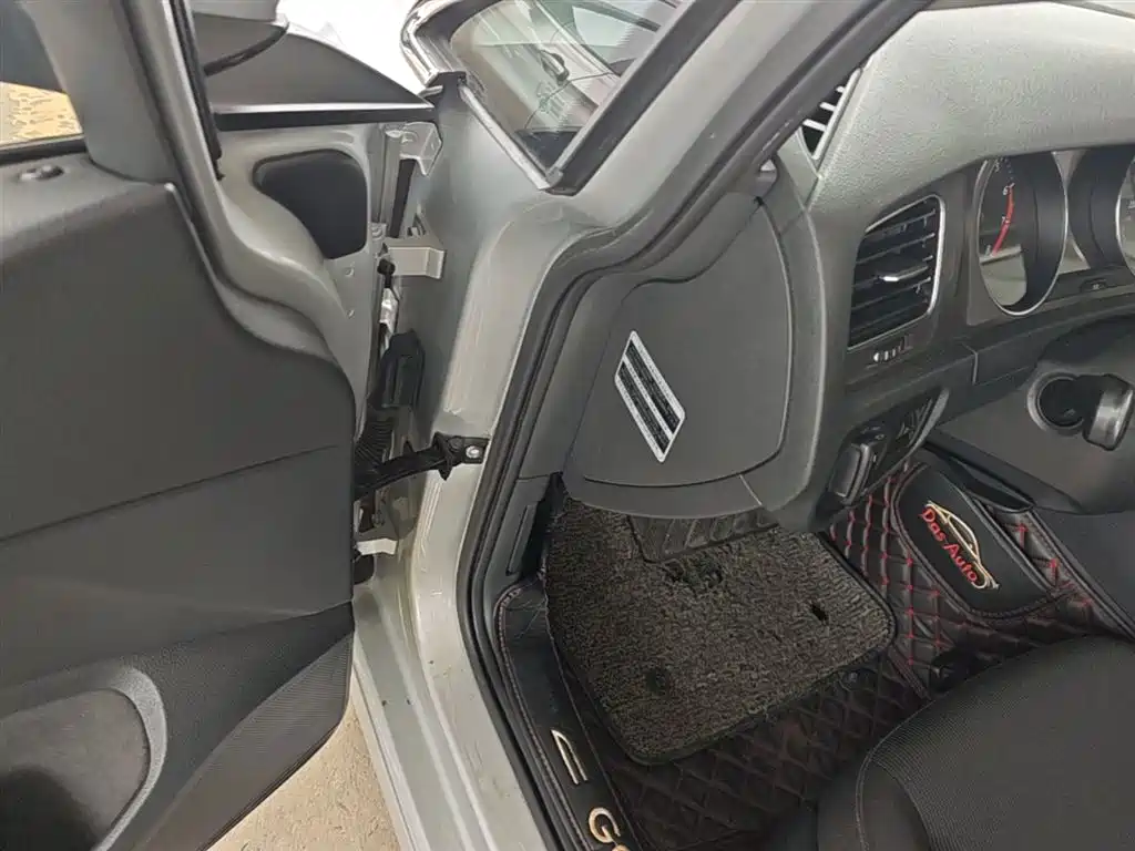 Volkswagen Golf 2015 1.6L Automatic Fashion фото 16