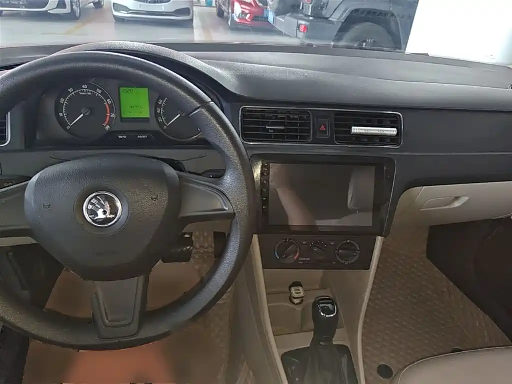 Škoda Rapid 2016 1.6L Automatic Pioneer Edition фото 10