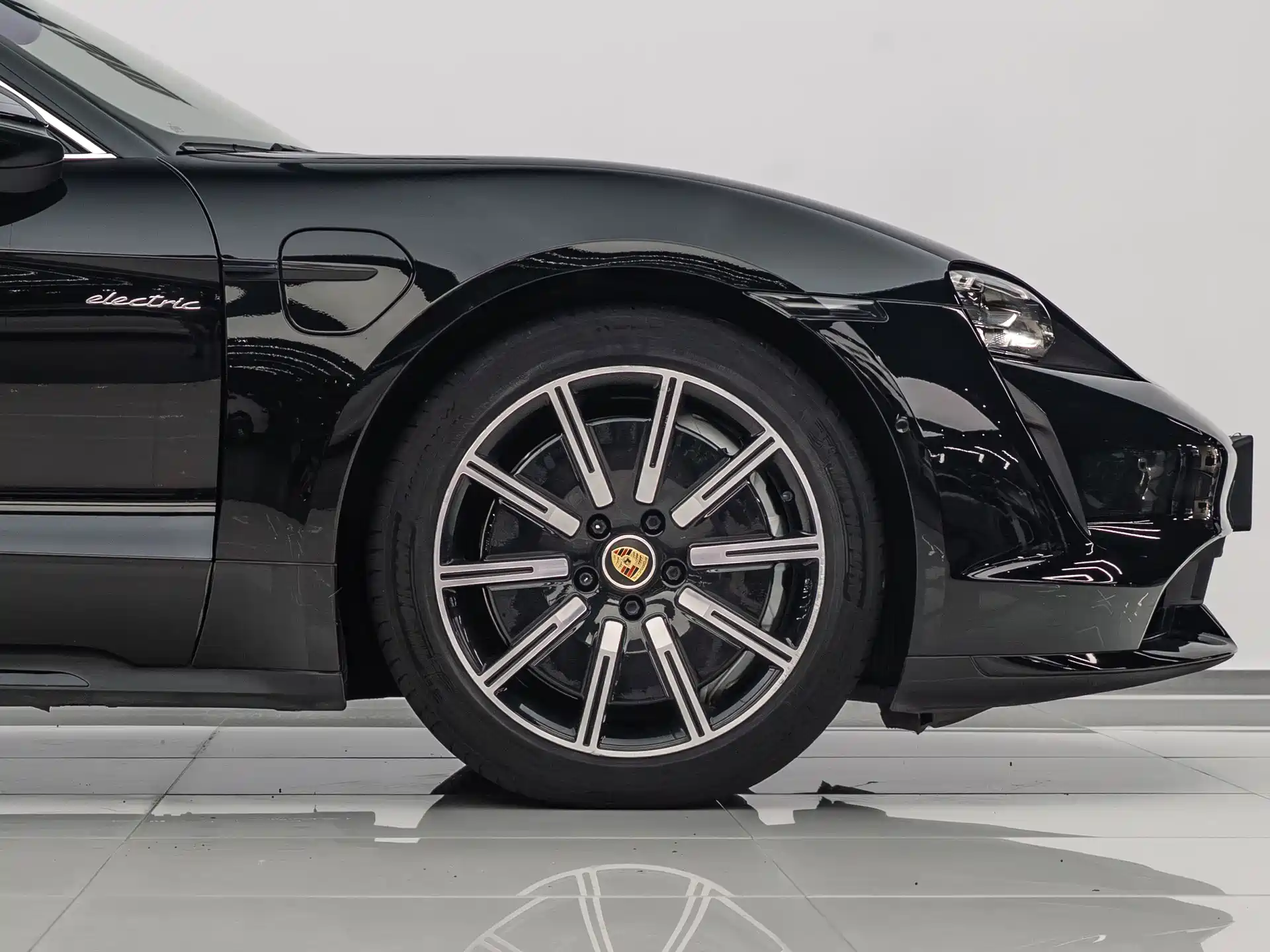صورة 12 - Porsche Taycan
