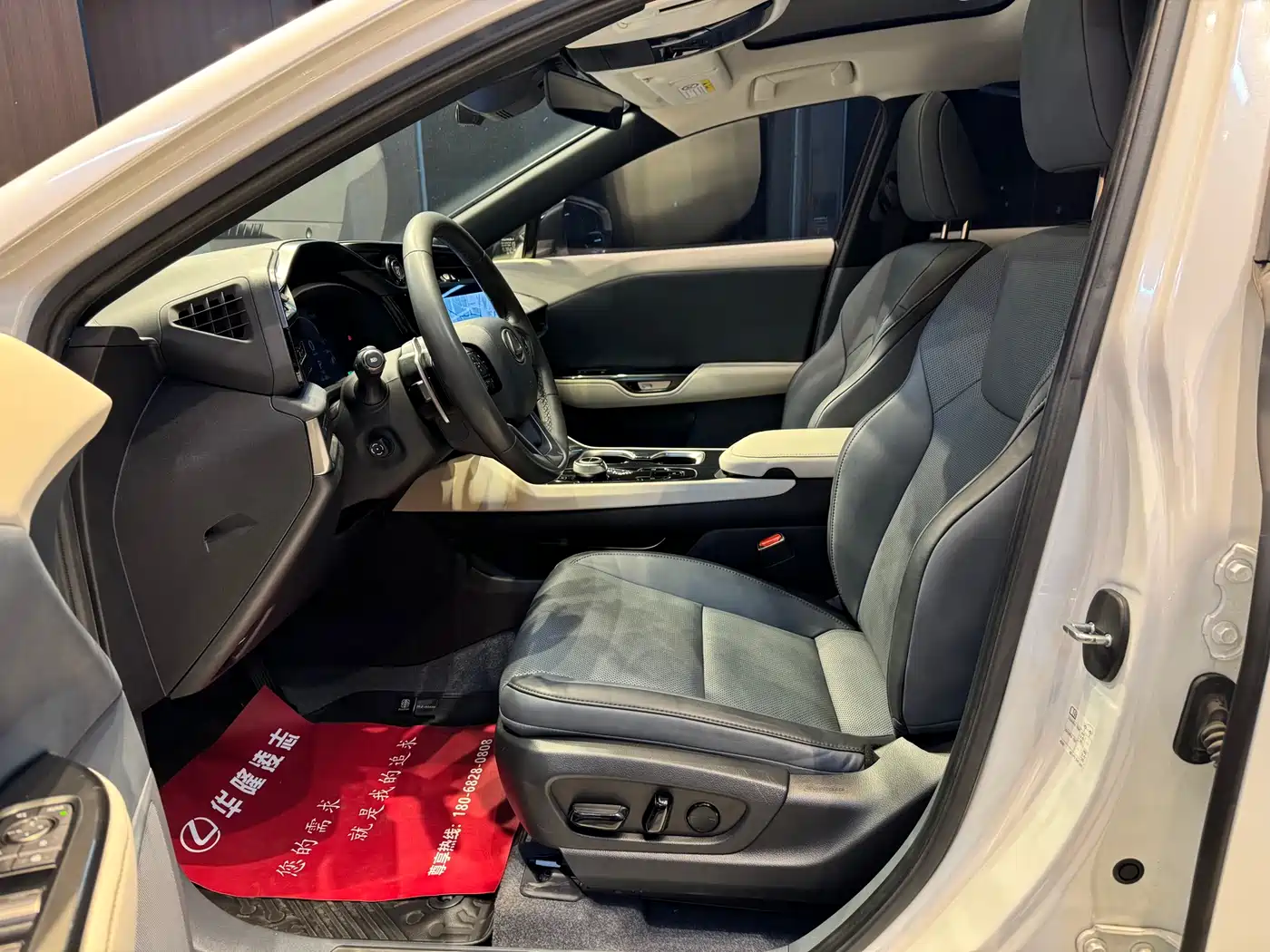 Lexus RZ 2023 450e 4WD Deluxe фото 4