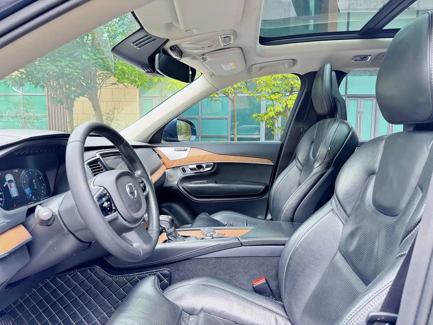 Фото 8 - Volvo XC90