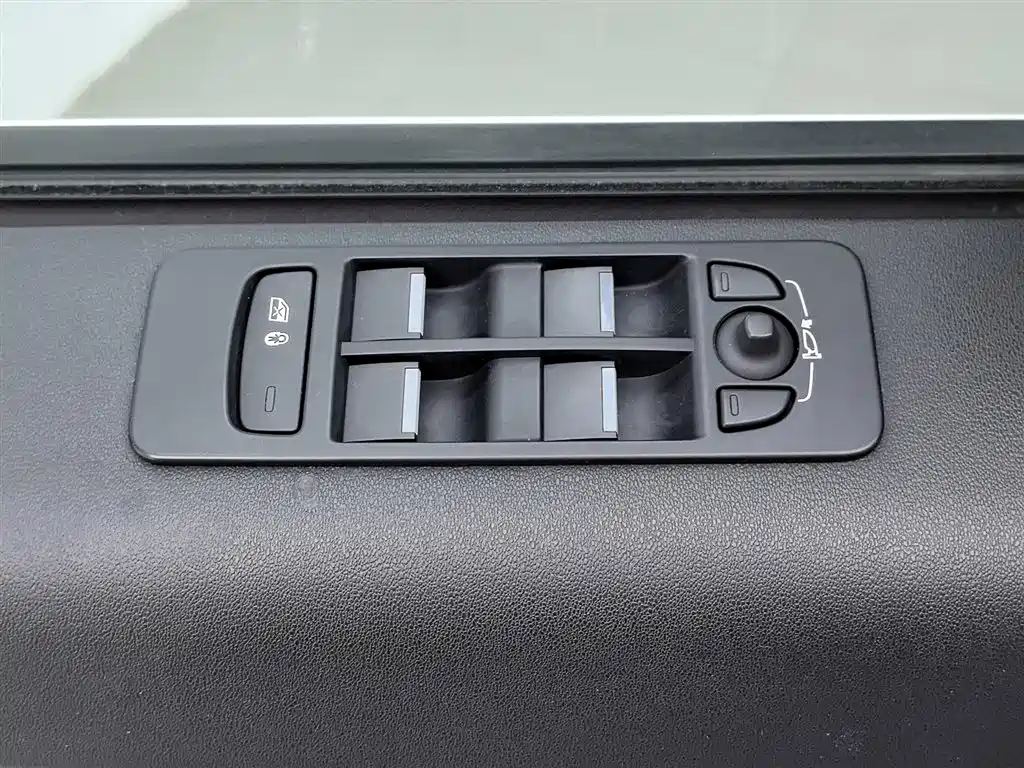 Land Rover Discovery Sport 2022 Model 249PS R-Dynamic S Performance Edition 5-Seater фото 9