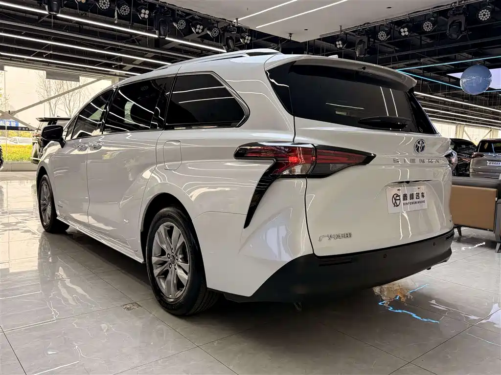 Toyota Sienna 2023 2.5L Hybrid Comfort Edition фото 26