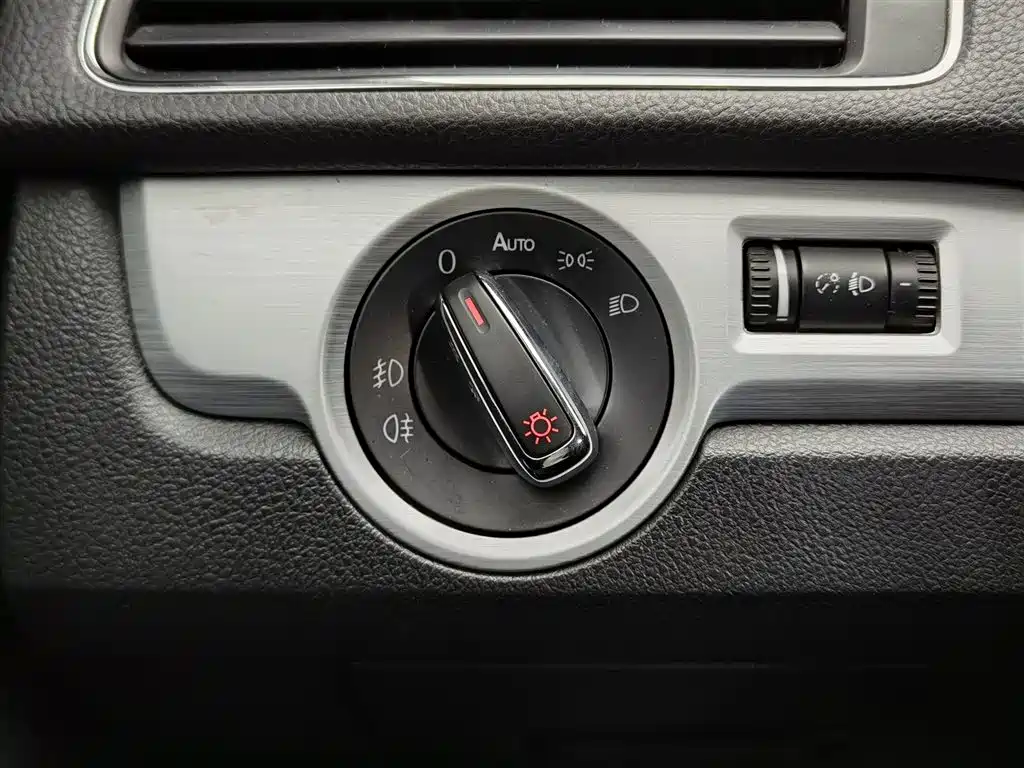 Volkswagen Passat 2014 1.4TSI DSG Luxury Edition фото 21