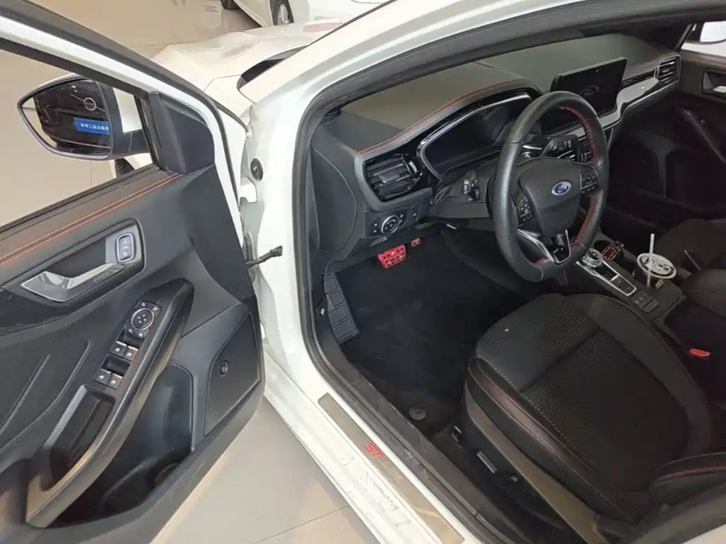 Фото 21 - Ford Focus