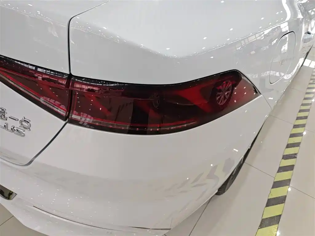 BYD Qin PLUS 2024 Glory Edition DM-i 55KM Leading фото 8