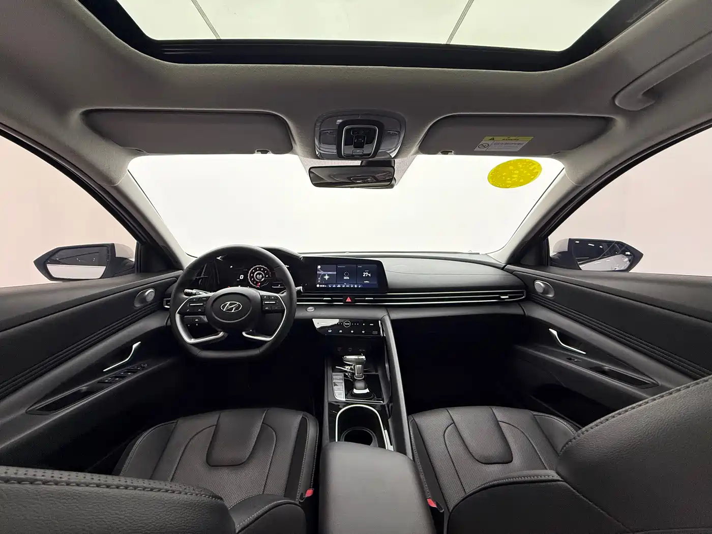 Hyundai Elantra 2022 1.5L CVT LUX Premium Edition фото 10
