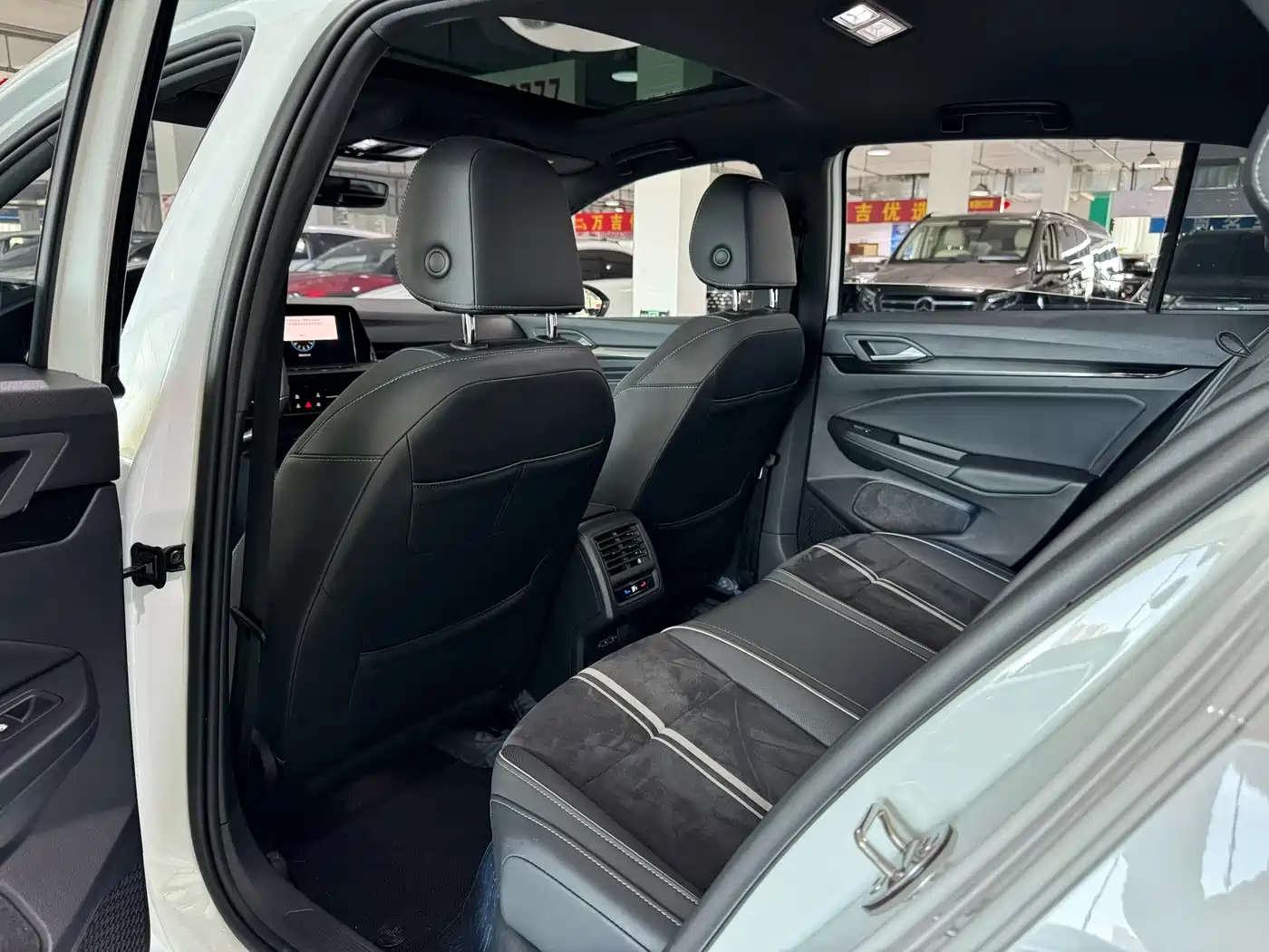 Volkswagen Golf 2021 280TSI DSG R-Line фото 8