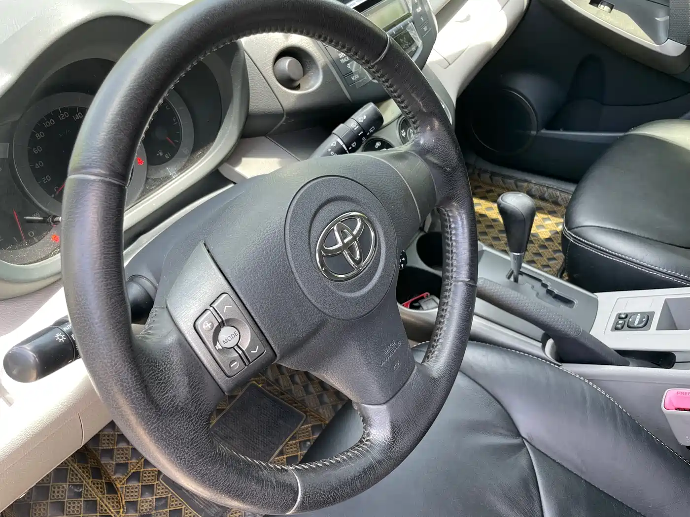 Toyota RAV4 Rongfang 2011 2.0L Automatic Luxury Edition фото 7
