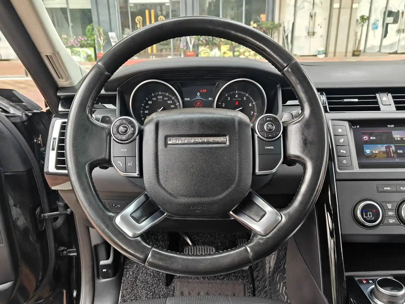Land Rover Discovery 2017 3.0 SC V6 SE фото 8