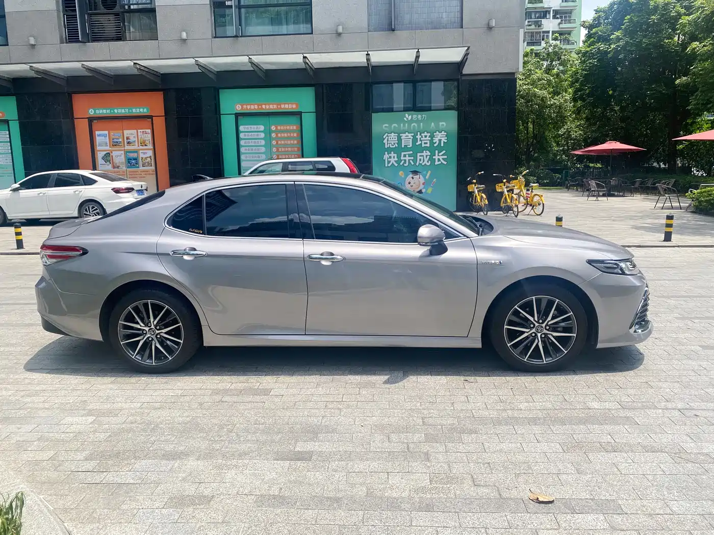 Toyota Camry 2021 Hybrid 2.5HG Luxury Edition фото 4