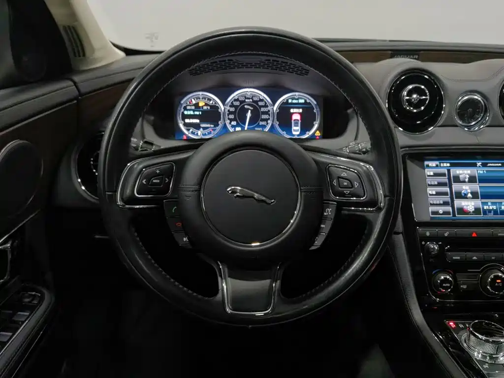 Photo 11 - Jaguar XJ