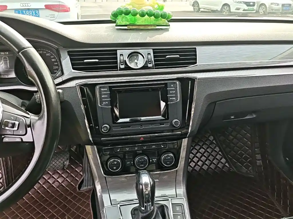 Volkswagen Passat 2016 280TSI DSG Honor Edition фото 13