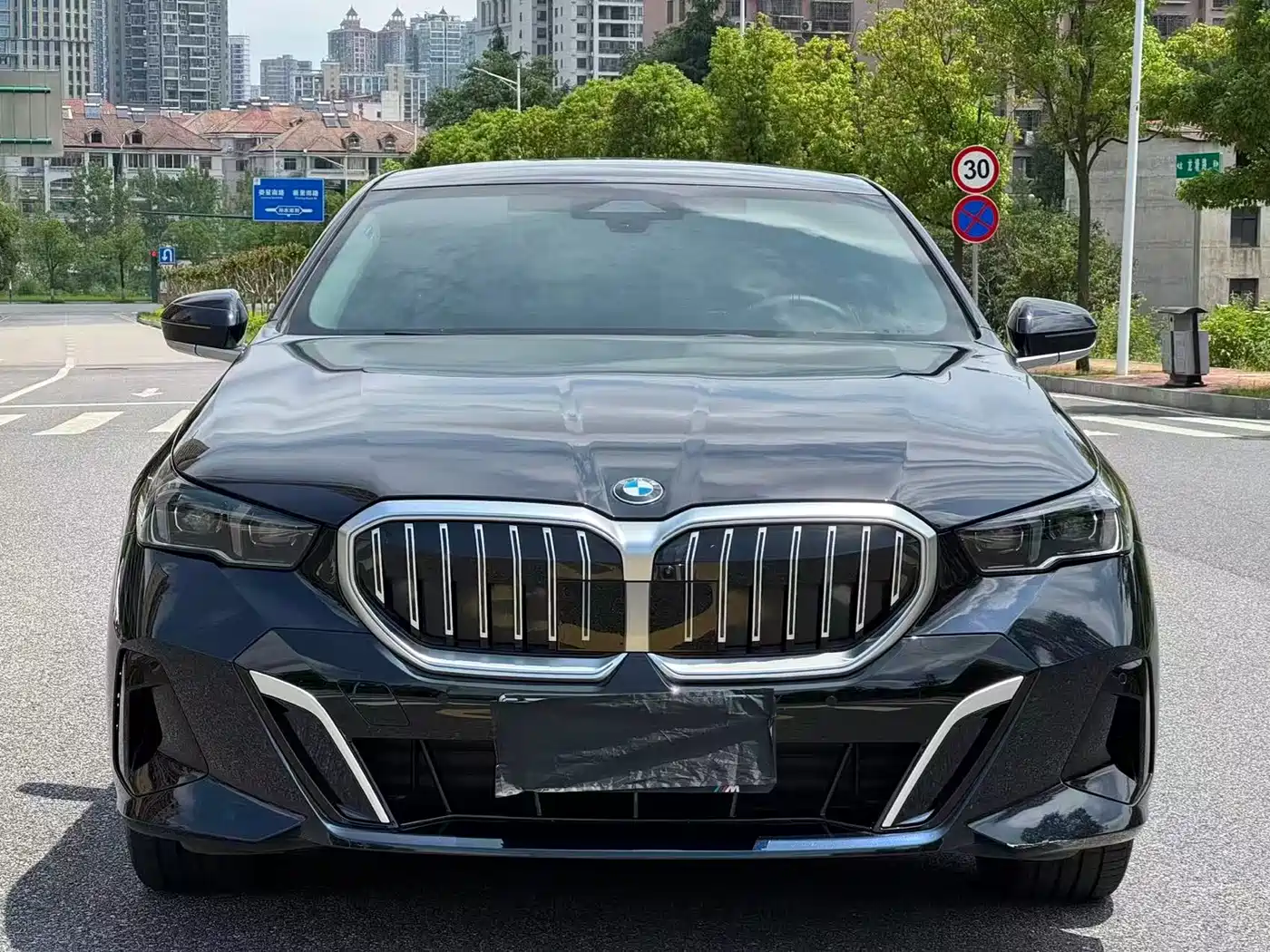 BMW 5 Series 2025 530Li Leading M Sport Package фото 2