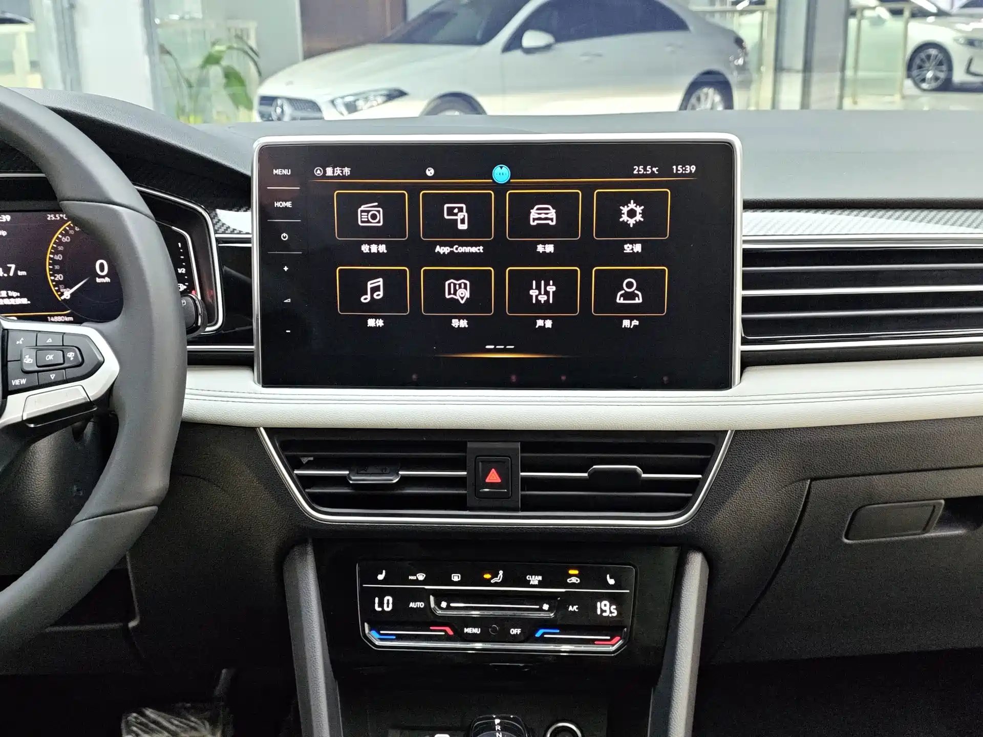 Photo 12 - Volkswagen Tiguan L