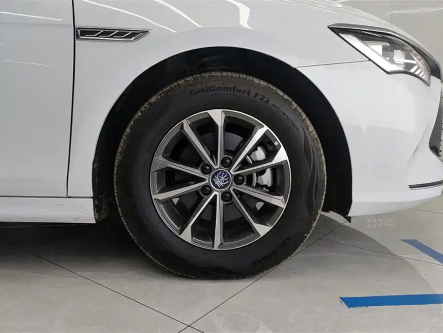 BYD Qin PLUS 2024 Glory Edition DM-i 55KM Leading фото 6