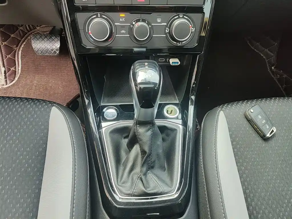 Volkswagen Tanying 2021 1.5L Automatic Smart Connect Edition фото 14