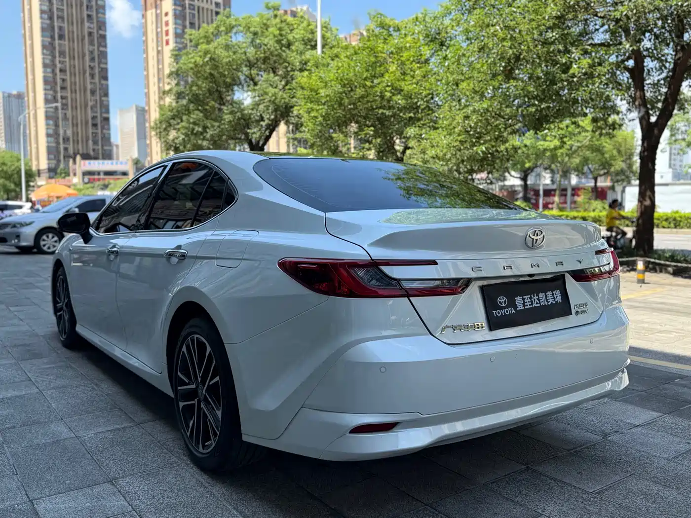 Toyota Camry 2024 Hybrid 2.5HG Premium Edition фото 4