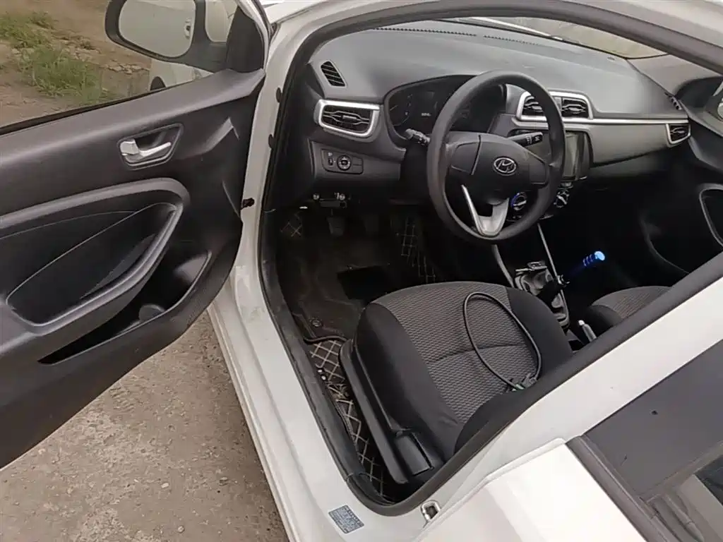 Hyundai Verna 2017 1.4L Manual Renewal Edition China VI фото 16