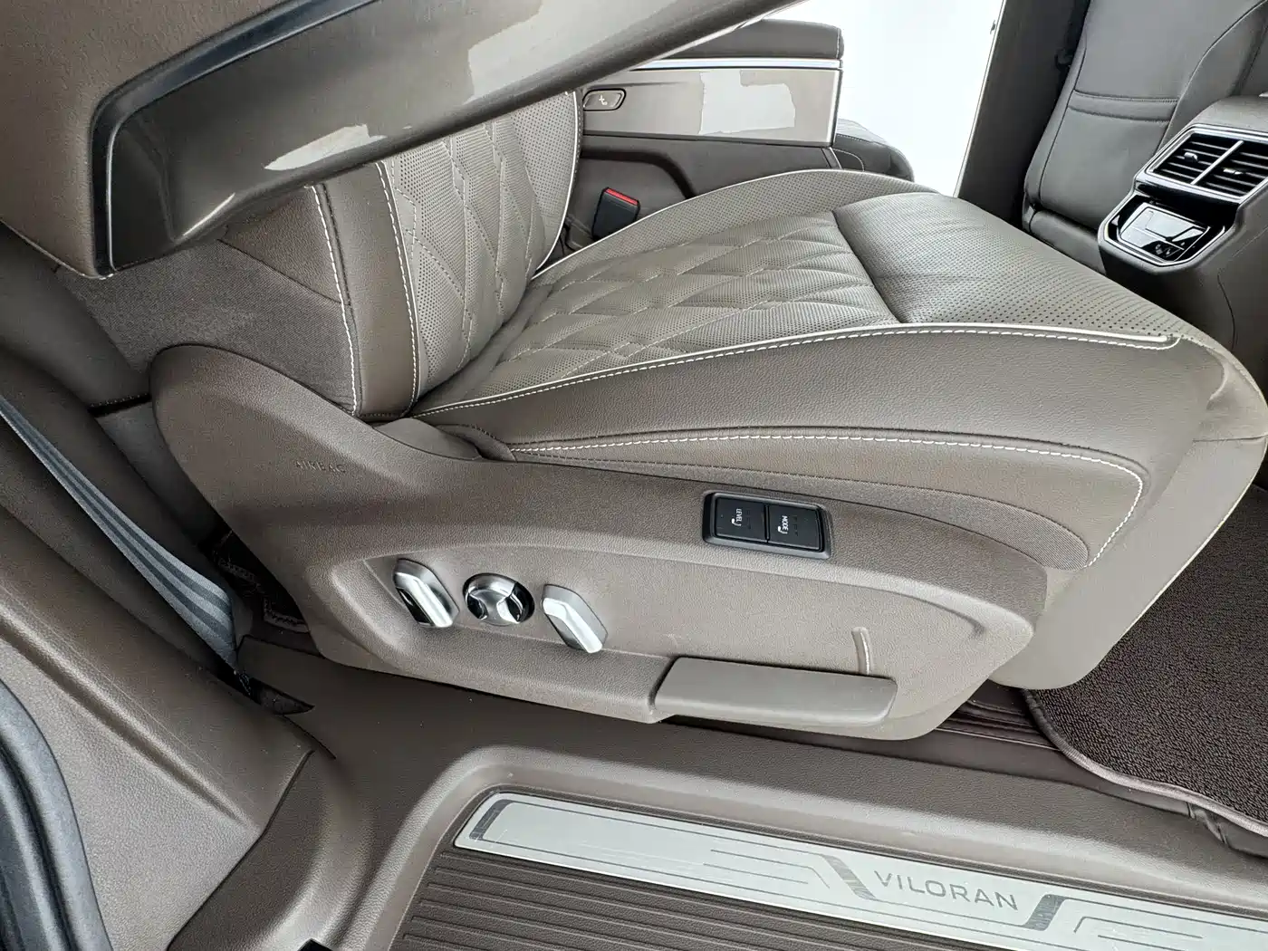 Volkswagen Viloran 2023 380TSI Premium Edition фото 4