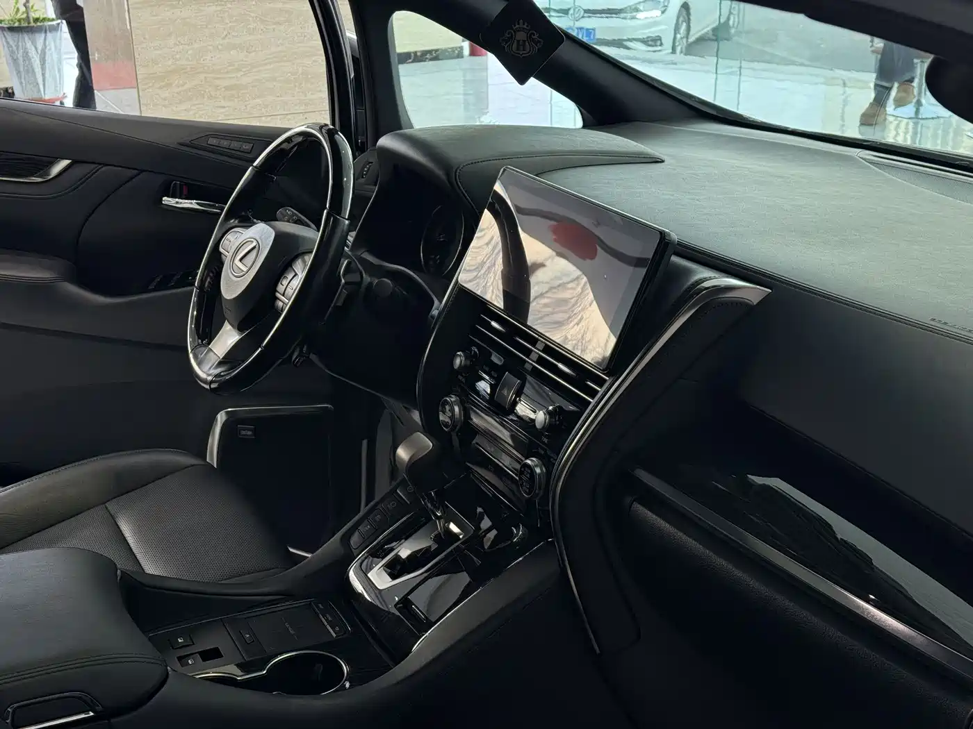 Lexus LM 2020 300h 4-Seat Imperial Edition фото 9
